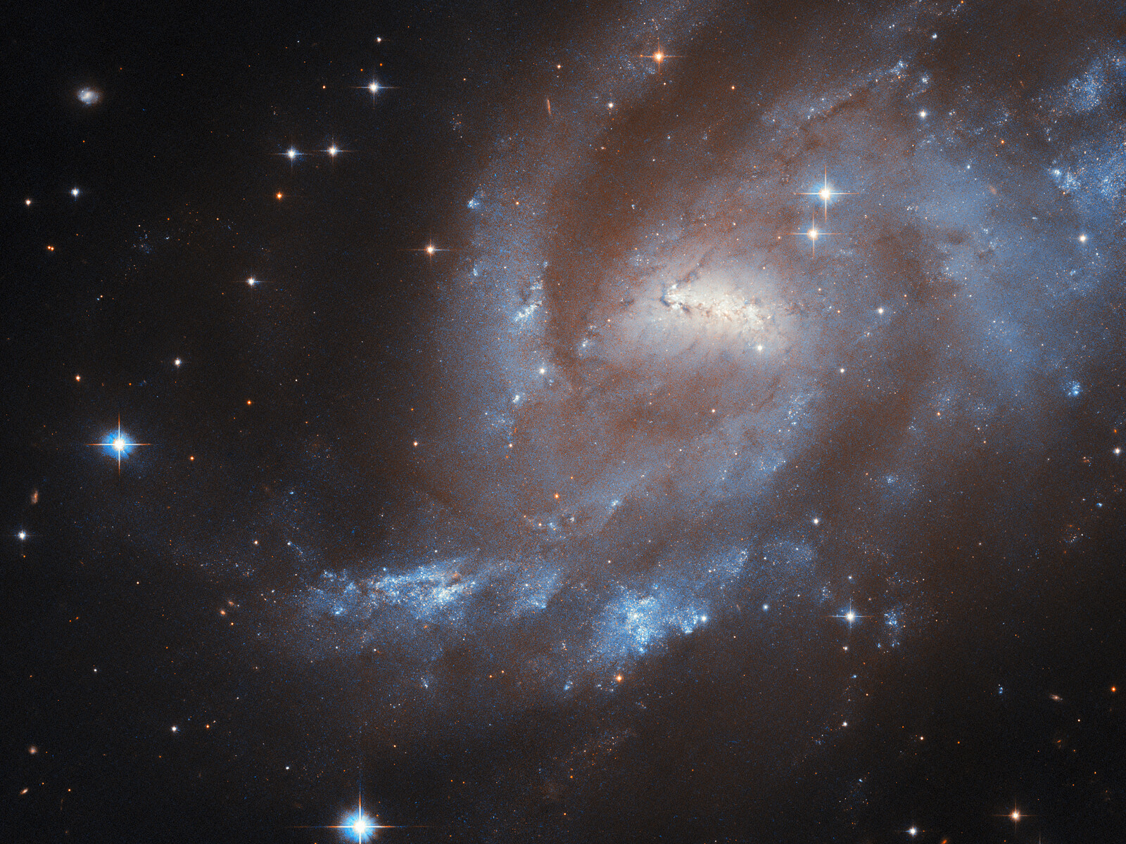 ハッブル宇宙望遠鏡が捉えた、美しい螺旋で輝く超新星